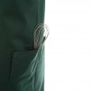 tablier a bavette couleur vert foncé avec deux poches sur le ventre