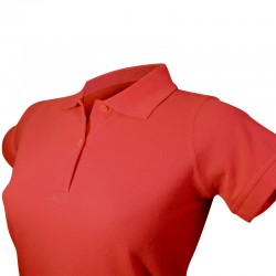 Polo féminin de couleur rouge détail vue col et boutons