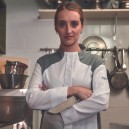 Veste de cuisine femme EMULSION portée par une restauratrice