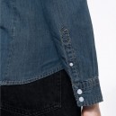 Zoom sur manche de la chemise en jean femme
