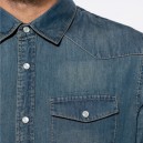 Détail du col et de la poche avant de la chemise en jean serveur Manelli