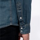Détail des boutons de manches de la chemise en jean bleu denim sur Manelli